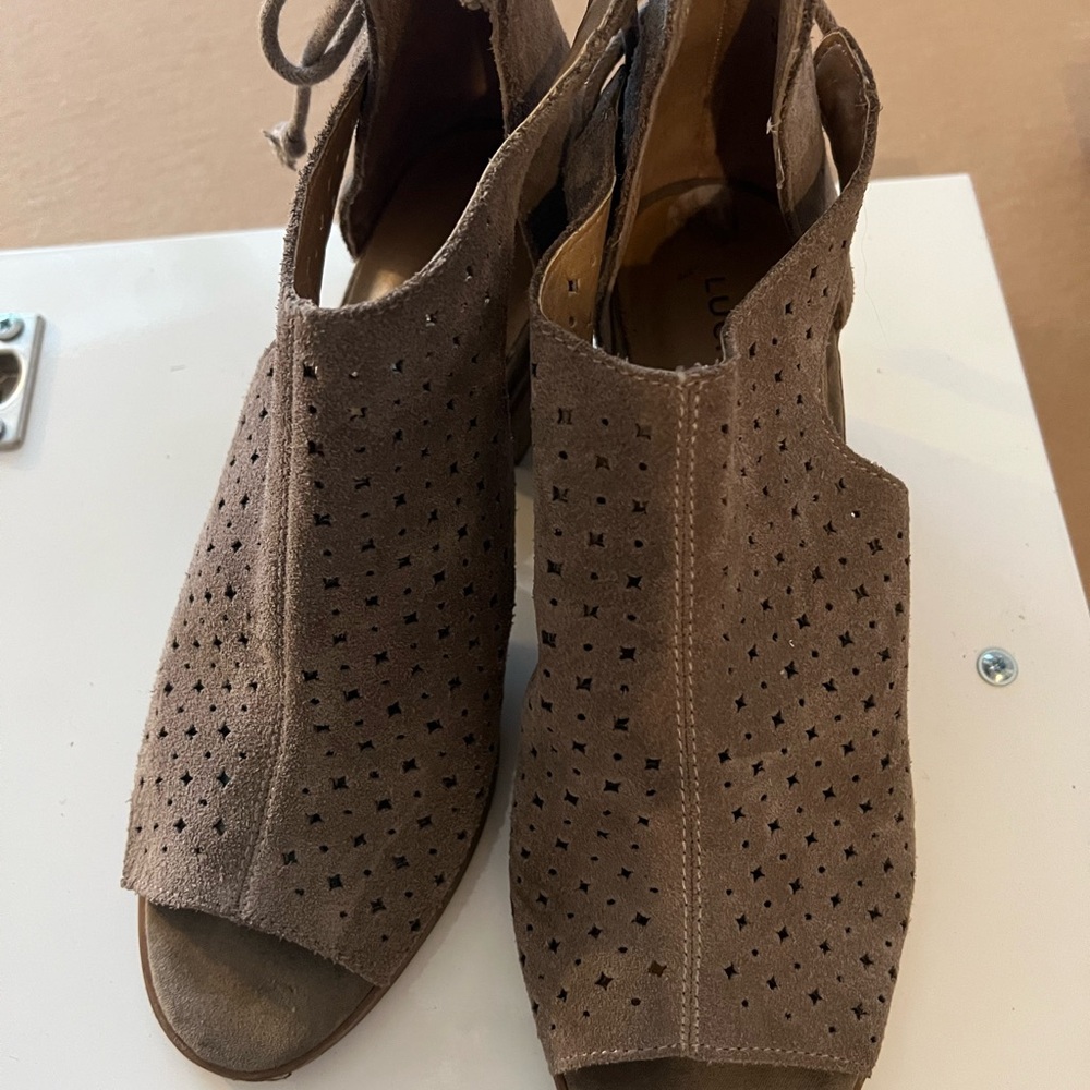 Lucky Brand Women's Brown Peep-Toe Ankle Boots in Taupe Suede 7.5